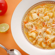 куриный суп с лапшой и свежими помидорами